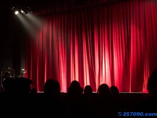 笑果脱口秀演员线下开演：沉寂半年后线下演出主题为“快乐供暖”