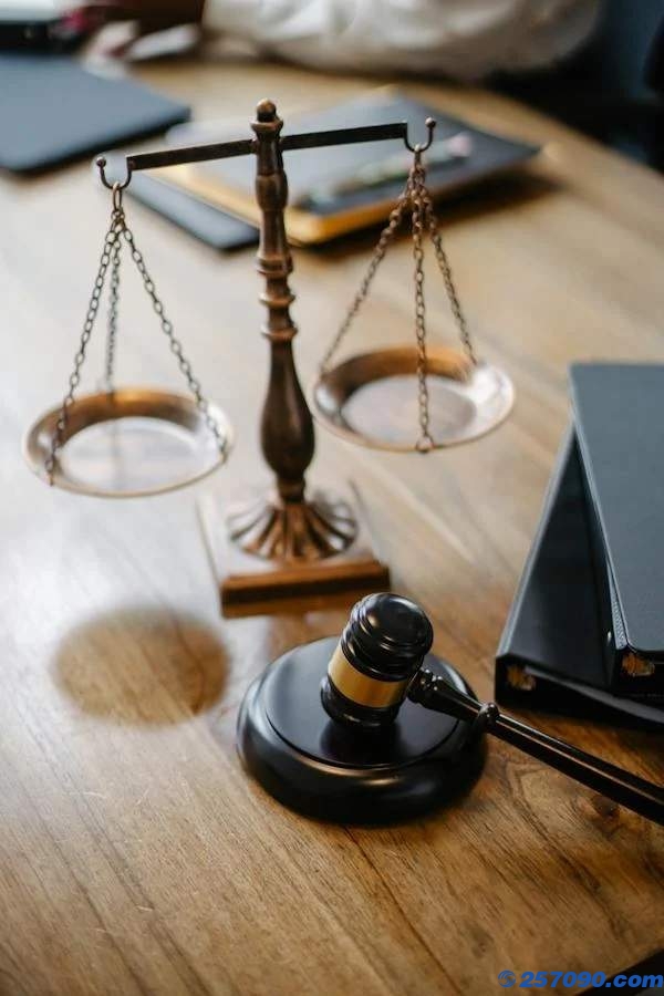 律师称公共场所观看淫秽视频违法：不论外放声音均违法